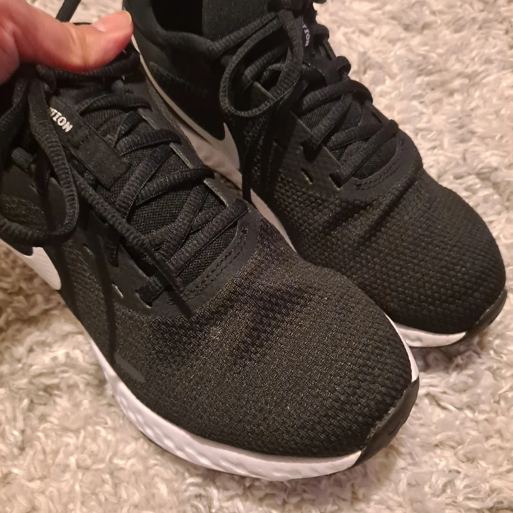 Nike Black and White Jogging Sneakers - Picture 2 of 9